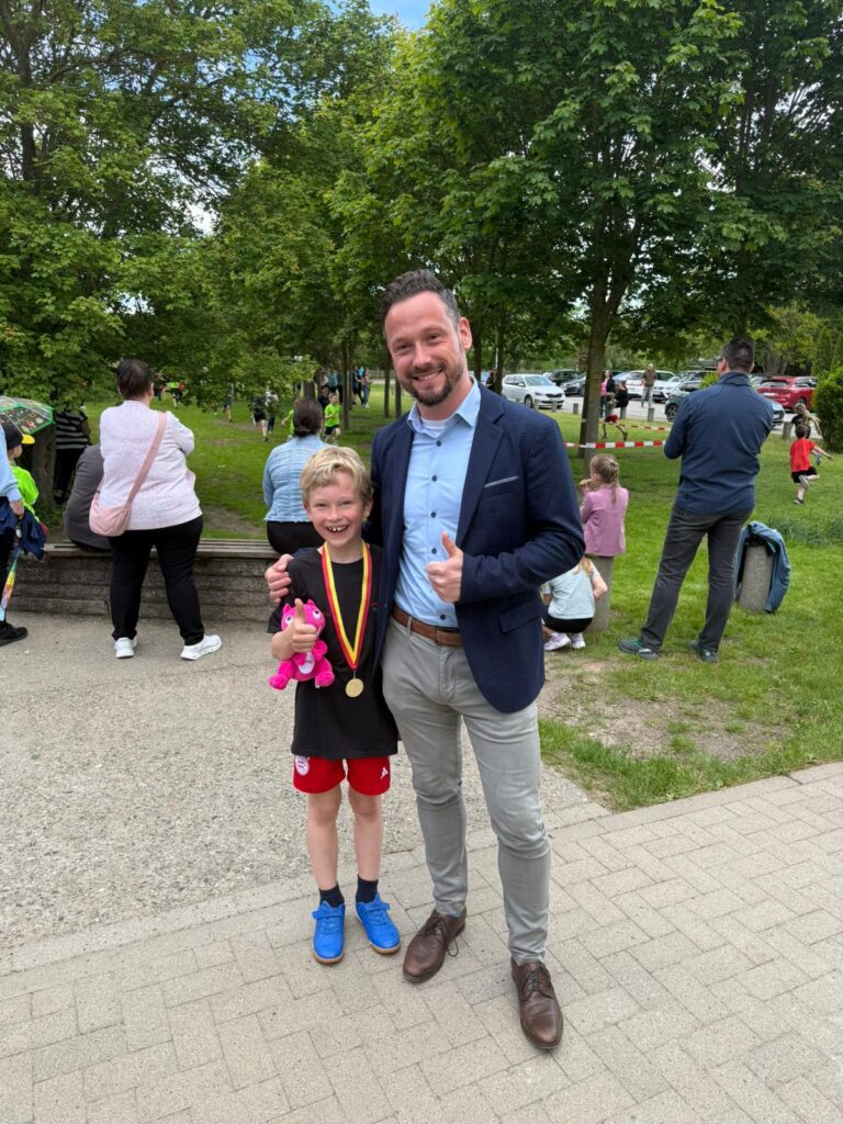 Wir unterstützen den Sponsorenlauf der Grundschule Anne Frank Wir unterstützen den Sponsorenlauf der Grundschule Anne Frank