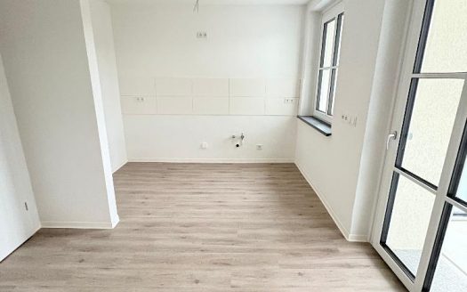 Erstbezug nach Sanierung! 2 Zimmer Wohnung mit Badewanne, Dusche und Balkon!