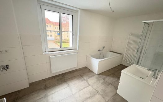 Erstbezug nach Sanierung! 2 Zimmer Wohnung mit Badewanne, Dusche und Balkon!